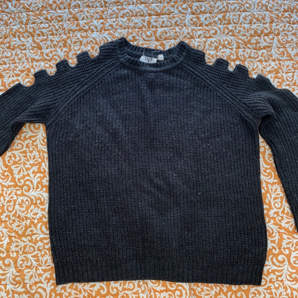 Sweater with cool slits in the sleeves
